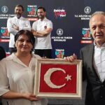 Atölyemizde Dokuduğumuz Türk Bayrağını Hediye Ettik