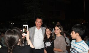 Başkan Aydın, Güneştepe’de çocuklarla açık hava sinemasında buluştu