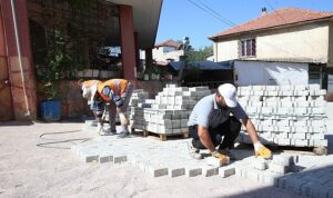 Çiğli’de yol ve park çalışmaları hız kesmeden sürüyor