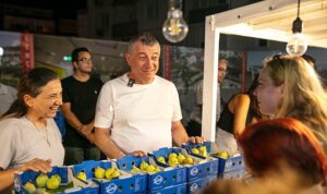 Dalında Kuruyan Bardacığı Belediye Aldı Halka Ücretsiz Dağıttı