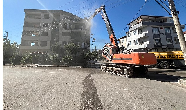 Derince’de ağır hasarlı binaya ilk kepçe vuruldu