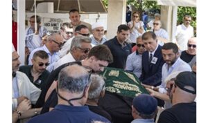 Foça’nın efsane başkanının oğlu son yolculuğuna uğurlandı