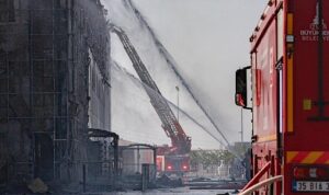 İzmir İtfaiyesi ALOSBİ’deki fabrika yangınını hızla söndürdü