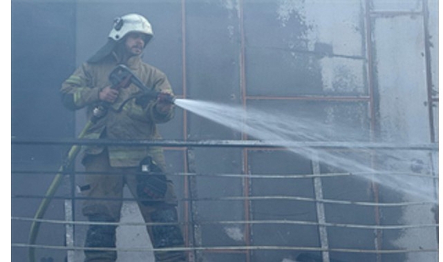İzmir İtfaiyesi Menemen’deki iş yeri yangınını kontrol altına aldı