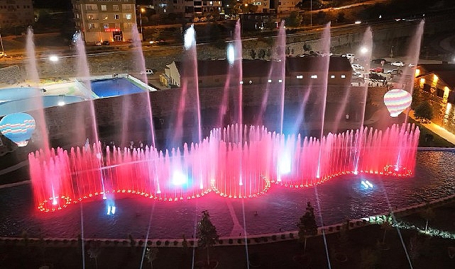 Kapadokya Su ve Işık Sahnesi Gösteri Havuzu Muhteşem Bir Programla Açıldı