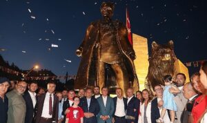 Keçiören’de 30 Ağustos Zafer Anıtı görkemli törenle açıldı