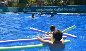 6 Binden Fazla Öğrenci Yazı Havuzlarda Geçirdi