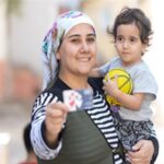 Anne Kart sayesinde çocuklarıyla sokağa çıkabiliyorlar