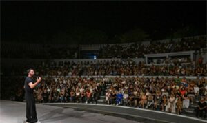 Aşkım Kapışmak ile İzmir Enternasyonal Fuarı’nda kahkaha dolu gece