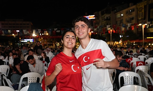 Ay-Yıldızlı coşku meydana sığmadı