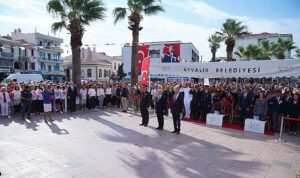 Ayvalık’ın düşman işgalinden kurtuluşunun 103. yılı, Cumhuriyet Meydanı’nda düzenlenen etkinliklerle coşkuyla kutlandı.