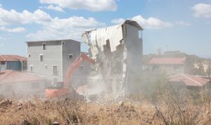 Bayraklı’da 5 katlı kaçak yapı yıkıldı