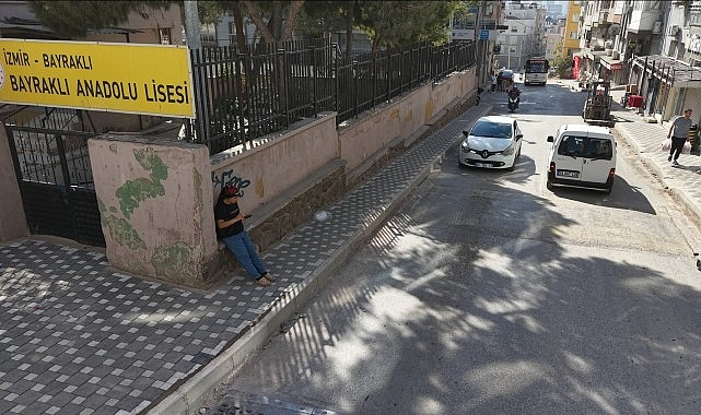 Bayraklı’da yol yenileme çalışmaları hız kesmiyor