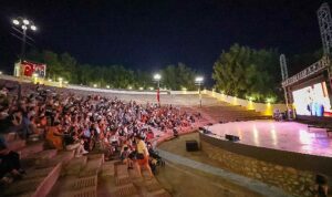 Bucalı çocuklar Başkan Görkem Dumanla film izledi