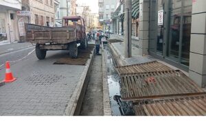 Burhaniye’de menfez ve mazgal temizlikleri başladı