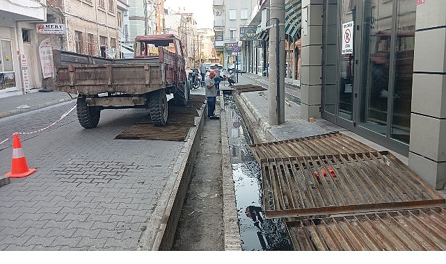 Burhaniye’de menfez ve mazgal temizlikleri başladı