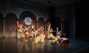 Çin Kültürü Dans Eşliğinde Sanatseverlerle Buluştu