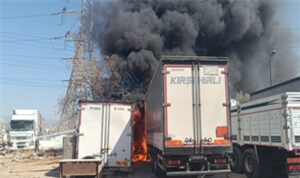 İzmir İtfaiyesi Işıkkent’teki konteyner yangınına müdahale etti