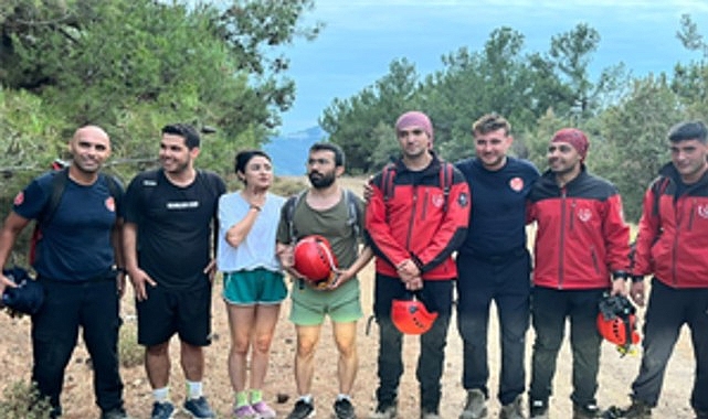 İzmir İtfaiyesi kayalıklarda mahsur kalan üç genci kurtardı