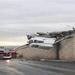İzmir İtfaiyesi kaza sonrası viyadükte asılı kalan tır şoförünü kurtardı