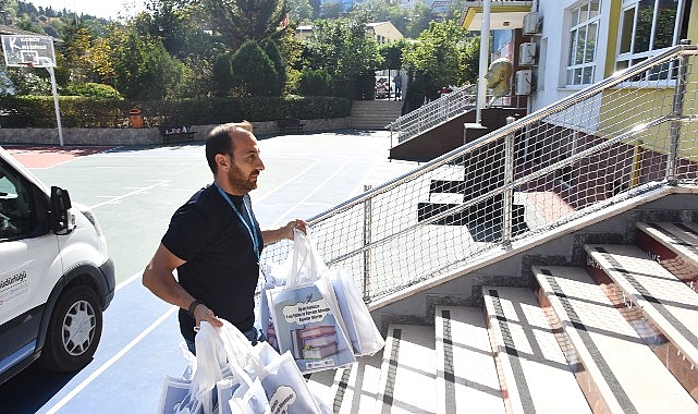 Kadıköy Belediyesi’nden İlkokul Öğrencilerine Kırtasiye Desteği