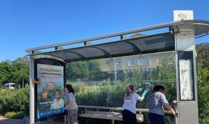 Kemer’de otobüs durakları temizleniyor