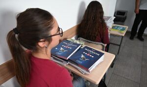 Kurs öğrencilerine ücretsiz kitapları dağıtıldı