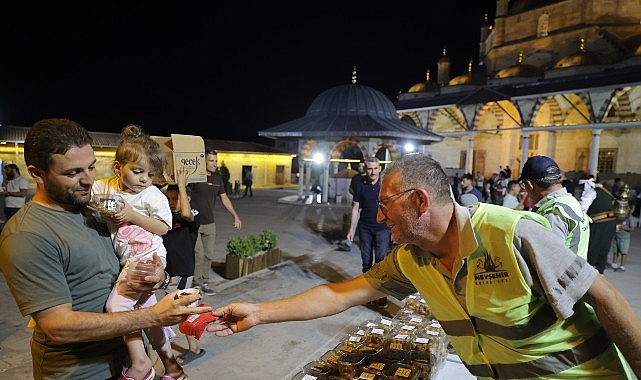 Mevlit Gecesi’nde Kandil Simidi ve Şerbet Dağıtıldı