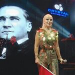 Ömür Gedik konserinde 4 bin Türk bayrağı dağıtıldı