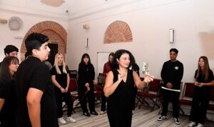 Osmangazi Belediyesi okutarak öğretiyor