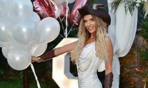 Sunucu ve Eski Türkiye Güzeli Simge Tertemiz, 38. Yaşını Yeni Evinde Kutladı!