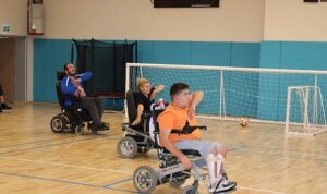 Tekerlekli sandalyeli zeybek ekibi sahneye çıkıyor