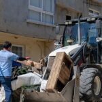 Yenişehir Belediyesi “çöp ev” niteliğindeki meskenden bir kamyon çöp çıkardı