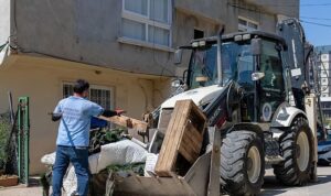 Yenişehir Belediyesi “çöp ev” niteliğindeki meskenden bir kamyon çöp çıkardı