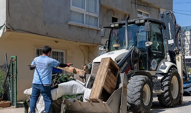 Yenişehir Belediyesi “çöp ev” niteliğindeki meskenden bir kamyon çöp çıkardı