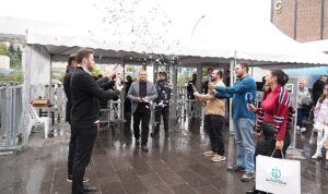 1 milyonuncu ziyaretçiye konfetili karşılama