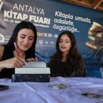 Antalya Kitap Fuarı’nda hafta sonu yoğunluğu yaşandı