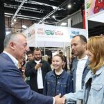 Başkan Büyükakın fuarı gezdi kitap severler ile sohbet etti