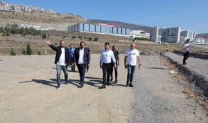 Başkan Önal’dan Saha Mesaisi – Başkan Önal Mahallelerde projeleri inceledi, vatandaşlarla buluştu