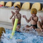 Buca’nın miniklerine ücretsiz eğitimden sonra şimdi de havuz keyfi