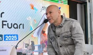 Demir Demirkan bu kez edebiyat sahnesinde hayranları ile buluştu