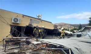 İzmir İtfaiyesi göçük altında kalan yurttaşı kurtardı