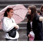 Kitap sevgisi o şarkıyı hatırlattı; “Dışarıda yağmur var aldırmıyorum”