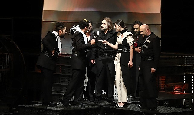 Konya Şehir Tiyatrosu “V. Frank” Adlı Oyununu İlk Kez Tiyatroseverlerle Buluşturdu