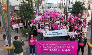 Menemenli kadınlardan pembe yürüyüş!