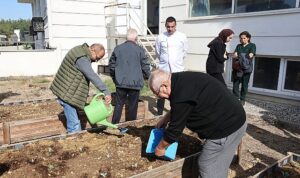 Nilüfer’de yaşlıların ellerinden toprağa can suyu