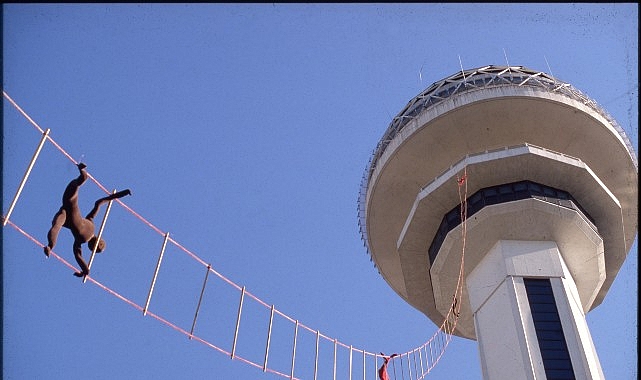Salt, performans sanatçısı Moni’nin 40 yıl öncesine uzanan pratiğini kitaplaştırdı.