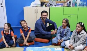 TEGV Gönüllü Elçisi oyuncu Ozan Akbaba, TEGV Mardin Midyat Öğrenim Birimi’nde çocuklarla buluştu