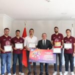 TEKNOFEST kapsamındaki yarışmalarda derece elde eden DEÜ’lü öğrenci ve akademisyenler, tebrik belgelerini DEÜ Rektörü Prof. Dr. Bayram Yılmaz’ın elinden aldı.