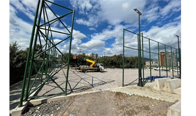 Büyükşehir’den gençlere beş yeni halı saha